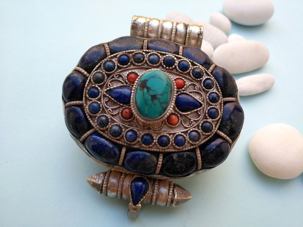 "Ga,u" Silver and Lapislazuli Ethnic traditional antique pendant from Tibet.. Foto 1