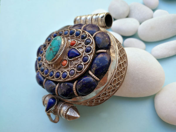 "Ga,u" Silver and Lapislazuli Ethnic traditional antique pendant from Tibet.. Foto 3