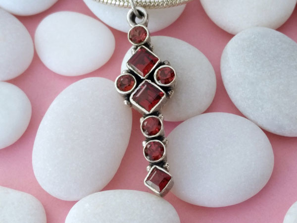Ethnic pendant elaborated in Sterling silver and Garnet gems.. Foto 3