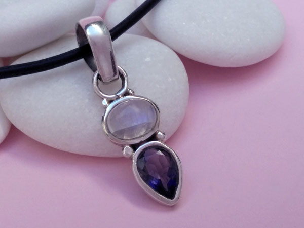 Sterling silver pendant with a Moonstone and Amethyst gemstones.. Foto 2