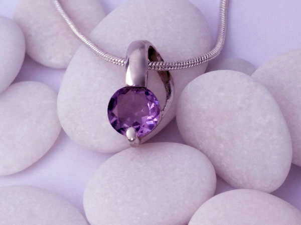 Delicate silver pendant with an amethyst gem.. Foto 1