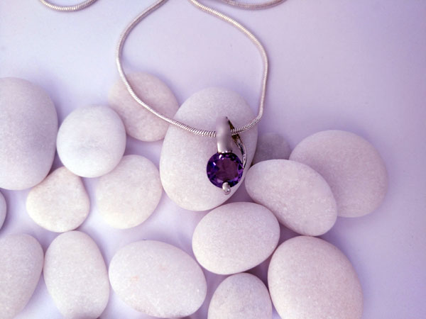 Delicate silver pendant with an amethyst gem.. Foto 2