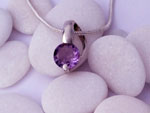 Delicate silver pendant with an amethyst gem.. Ref. TZK