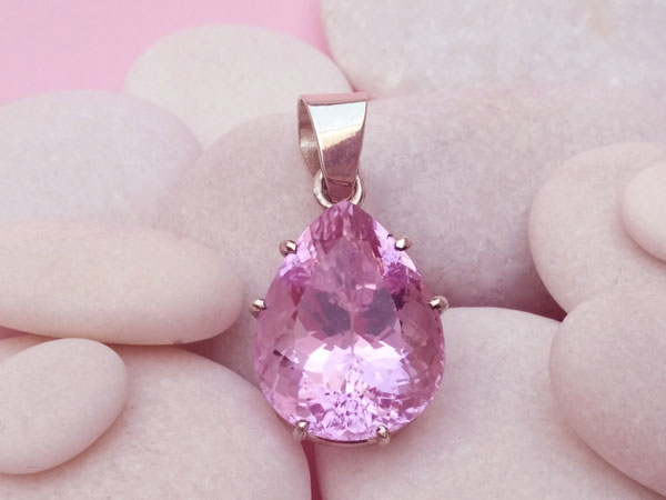 Faceted Kunzite gem set in Stering silver.. Foto 1