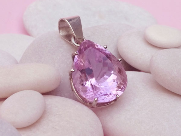 Faceted Kunzite gem set in Stering silver.. Foto 2