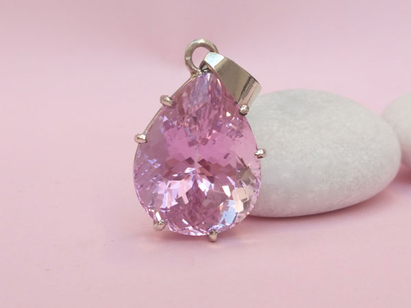 Faceted Kunzite gem set in Stering silver.. Foto 3