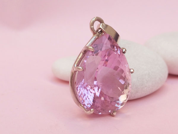 Faceted Kunzite gem set in Stering silver.. Foto 4