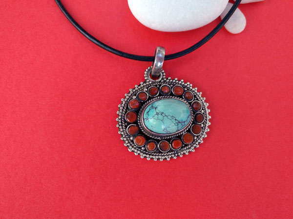 Handmade etnic Tibetan Sterling silver, turquoise and coral pendant.. Foto 1