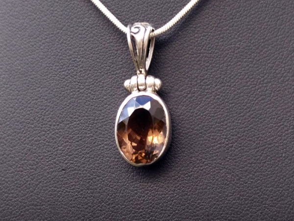 Handmade silversmith pendant with a smoky quartz gem.. Foto 2