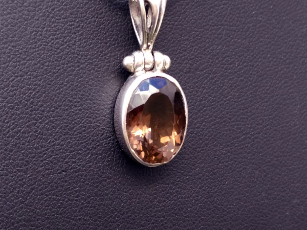 Handmade silversmith pendant with a smoky quartz gem.. Foto 3