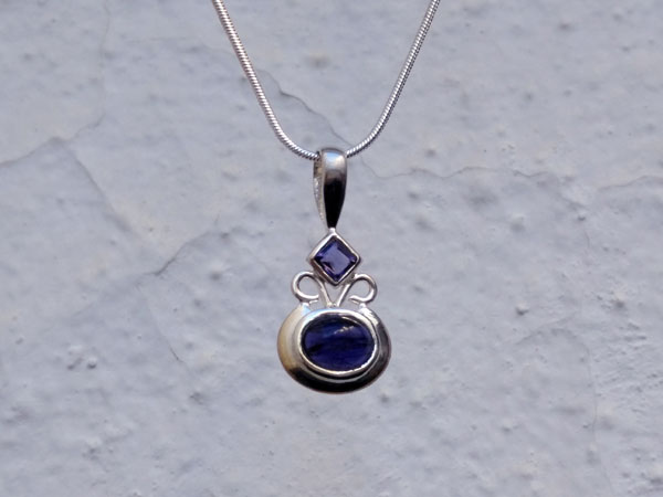 Ethnic silver pendant with amethyst and kyanite gems.. Foto 3