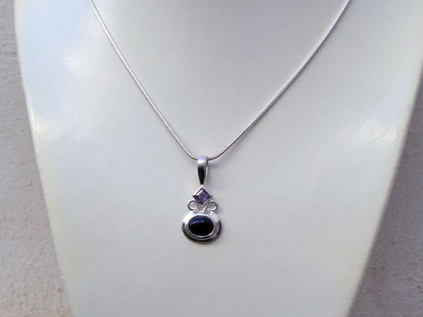 Ethnic silver pendant with amethyst and kyanite gems.. Foto 4