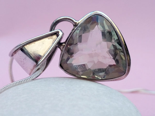 Quartz crystal rock gem set in silver.. Foto 3