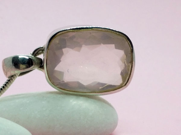 Sterling silver pendant with a faceted rose quartz gem.. Foto 2