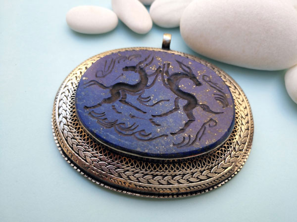 Intaglio pendant hand carved on Lapis lazuli.. Foto 1