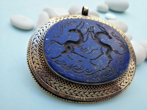 Intaglio pendant hand carved on Lapis lazuli.. Foto 2