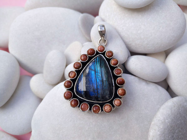 Labradorite and Sterling silver ethnic pendant.. Foto 1