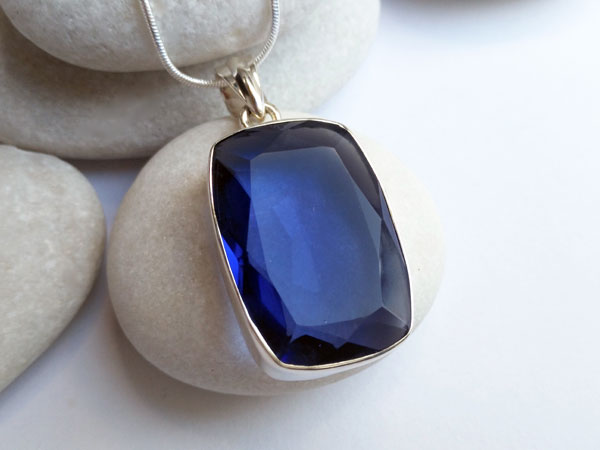 Sterling silver pendant with an Iolite gemstone.. Foto 1