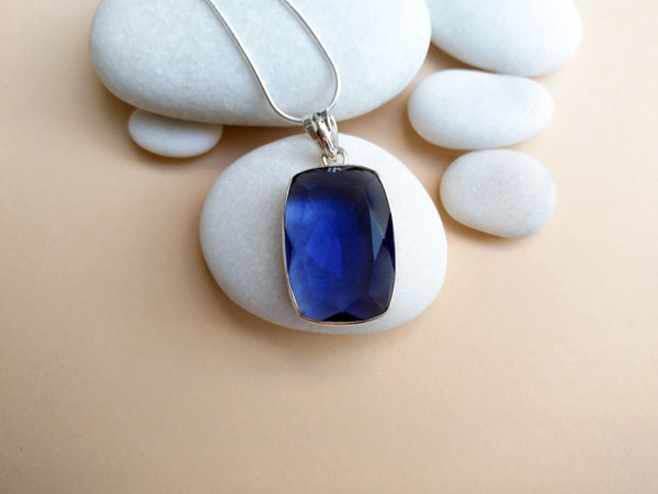 Sterling silver pendant with an Iolite gemstone.. Foto 2