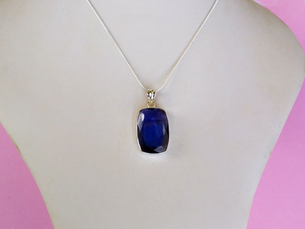 Sterling silver pendant with an Iolite gemstone.. Foto 4