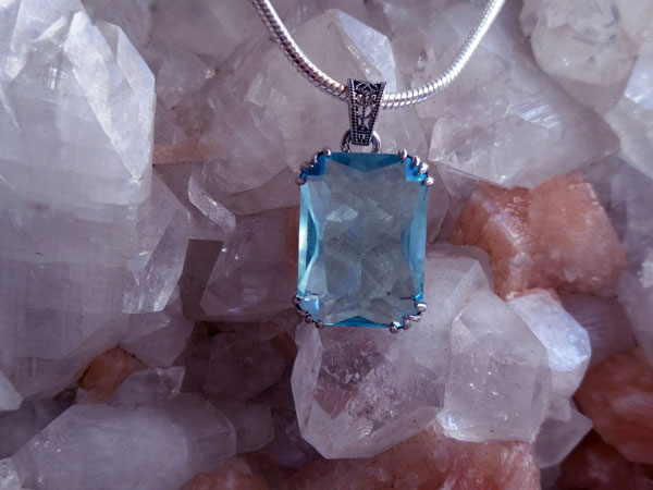 Handmade faceted Bohemian crystal pendant.. Foto 1