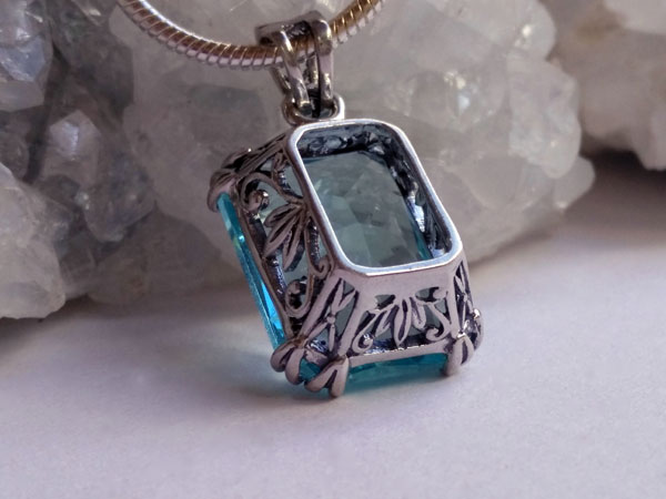 Handmade faceted Bohemian crystal pendant.. Foto 2