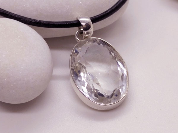 Rock crystal quartz gemstone.. Foto 3