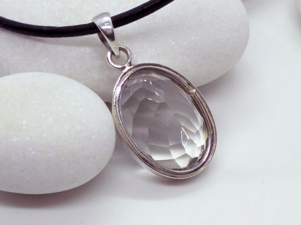 Rock crystal quartz gemstone.. Foto 4