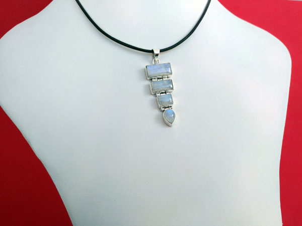 Ethnic handmade silver and moonstone pendant.. Foto 1