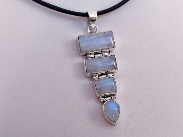 Ethnic handmade silver and moonstone pendant.. Foto 2