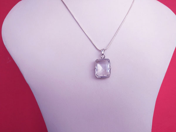 Sterling silver and quartz crystal rock pendant.. Foto 2