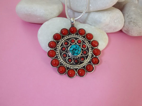 Tibetan Sterling silver with Coral and Turquoises  pendant.. Foto 1