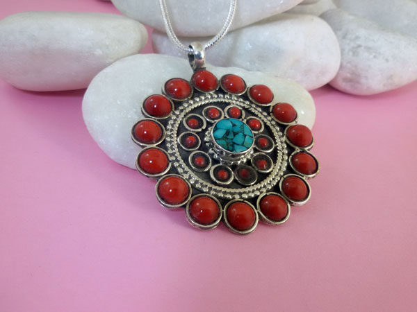 Tibetan Sterling silver with Coral and Turquoises  pendant.. Foto 2