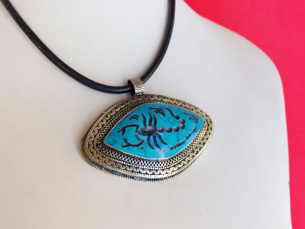 Antique handmade ethnic scorpion intaglio pendant.. Foto 1