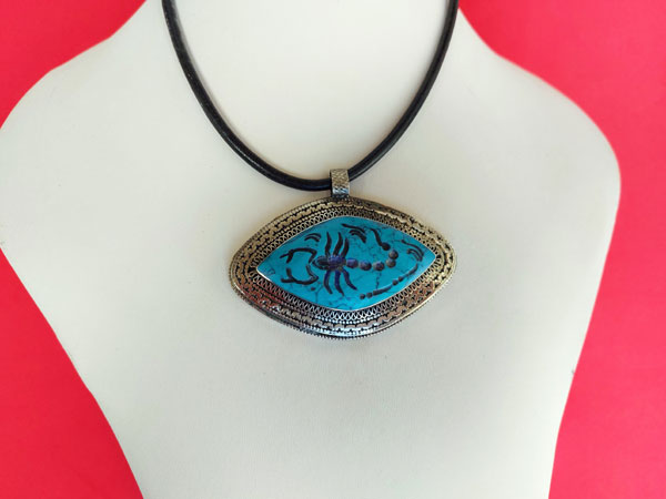 Antique handmade ethnic scorpion intaglio pendant.. Foto 2