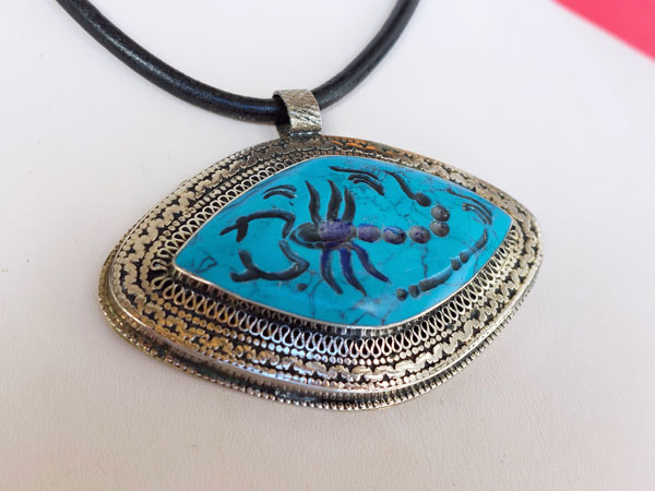 Antique handmade ethnic scorpion intaglio pendant.. Foto 3