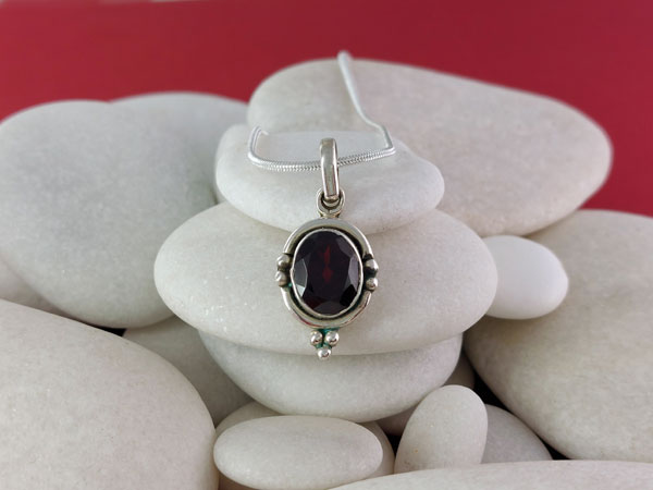 Ethnic Sterling silver and garnet pendant.. Foto 1