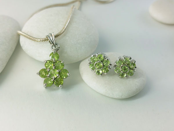 Sterling silver with Peridot pendant and earrings set.. Foto 1