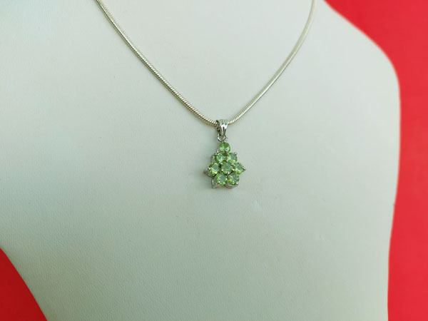Sterling silver with Peridot pendant and earrings set.. Foto 2
