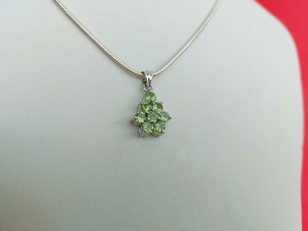 Sterling silver with Peridot pendant and earrings set.. Foto 3