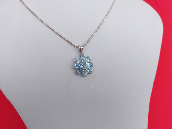 Sterling silver pendant with faceted aquamarine gems.. Foto 1