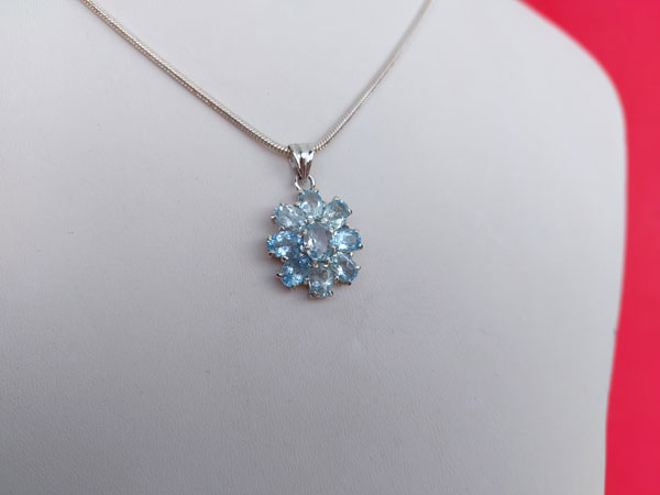 Sterling silver pendant with faceted aquamarine gems.. Foto 2