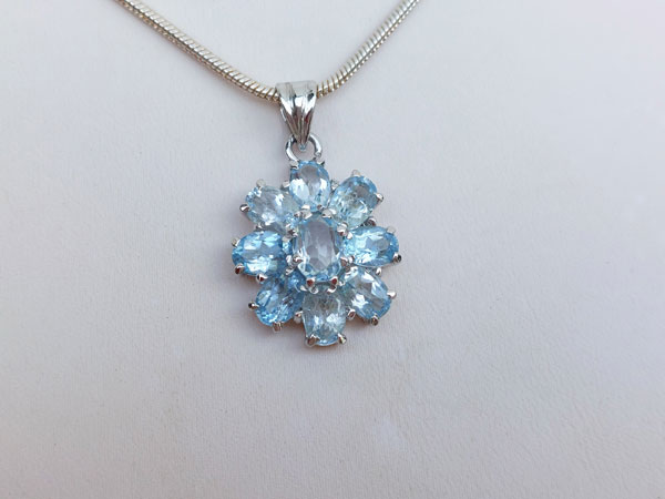 Sterling silver pendant with faceted aquamarine gems.. Foto 3