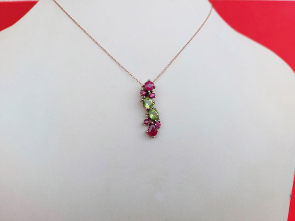 Colgante de joyeria artesanal con gemas de Peridoto y Rubis.. Foto 1