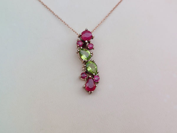 Colgante de joyeria artesanal con gemas de Peridoto y Rubis.. Foto 2