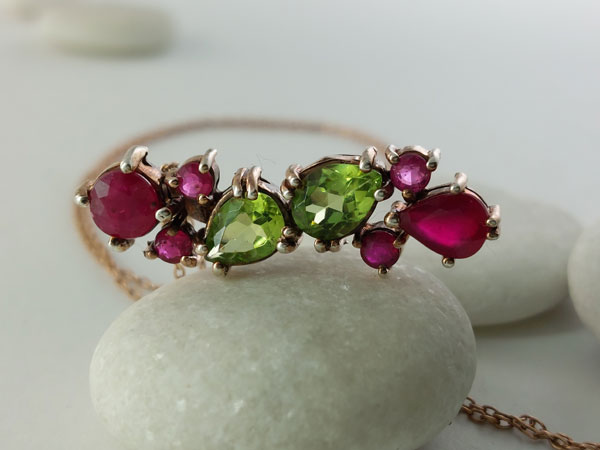 Colgante de joyeria artesanal con gemas de Peridoto y Rubis.. Foto 3