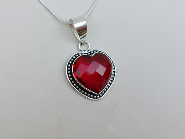 Ethnic silver and garnet pendant.. Foto 2