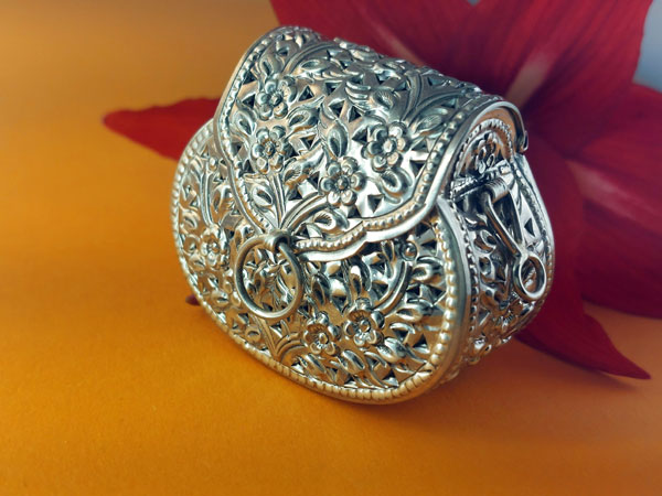 Handcrafted Sterling silver box.. Foto 1