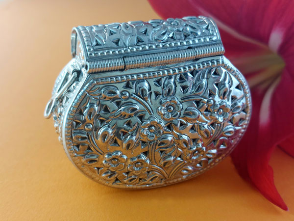 Handcrafted Sterling silver box.. Foto 2
