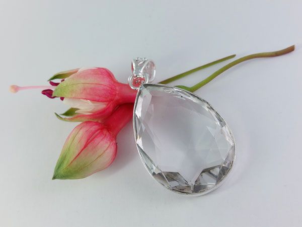 Silver and rock crystal quartz pendant.. Foto 1